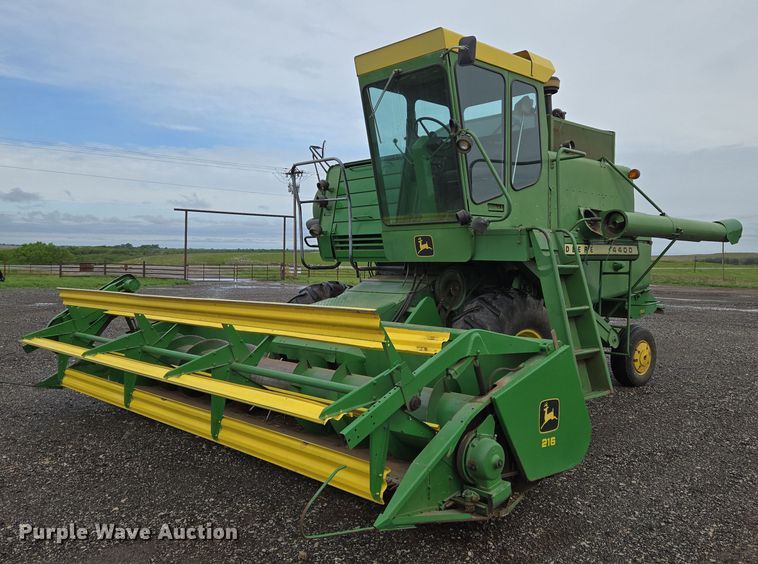 image for item EN8960 1976 John Deere 4400 combine