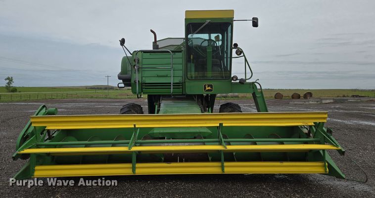 image for item EN8960 1976 John Deere 4400 combine