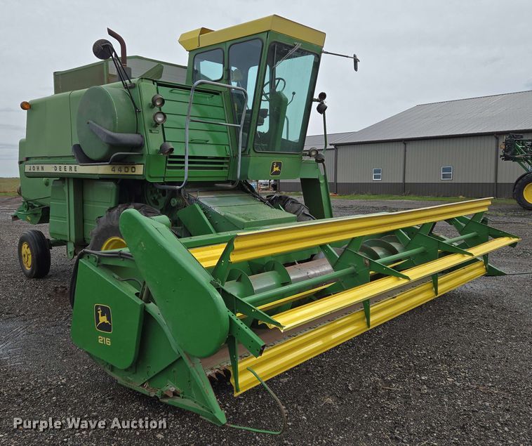 image for item EN8960 1976 John Deere 4400 combine