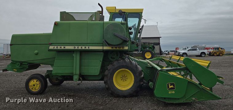 image for item EN8960 1976 John Deere 4400 combine