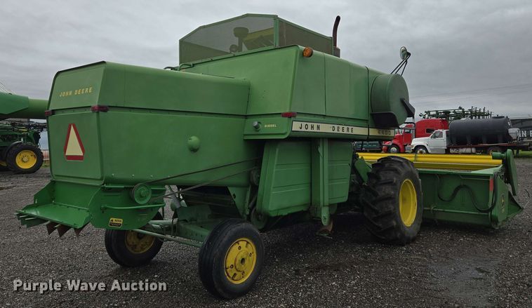 image for item EN8960 1976 John Deere 4400 combine