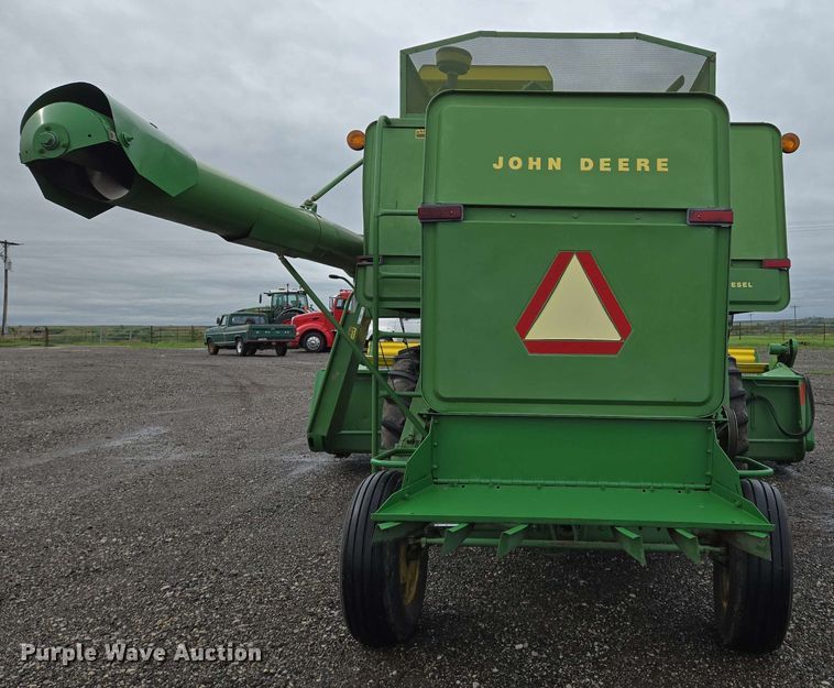 image for item EN8960 1976 John Deere 4400 combine