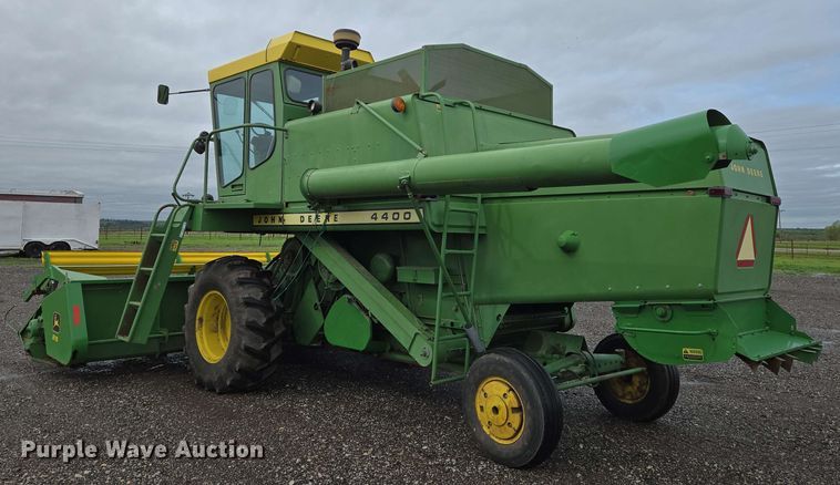 image for item EN8960 1976 John Deere 4400 combine