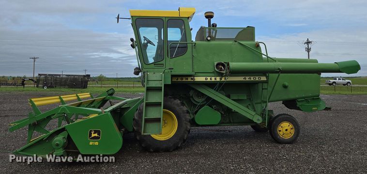 image for item EN8960 1976 John Deere 4400 combine