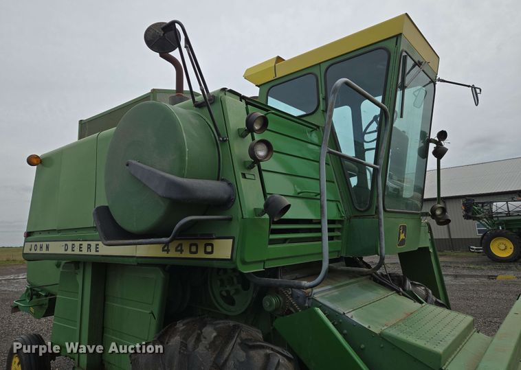 image for item EN8960 1976 John Deere 4400 combine