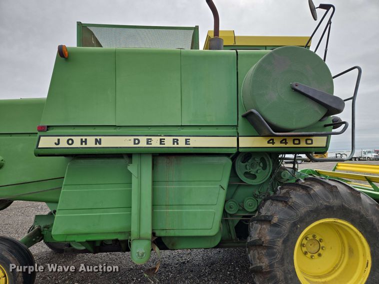 image for item EN8960 1976 John Deere 4400 combine