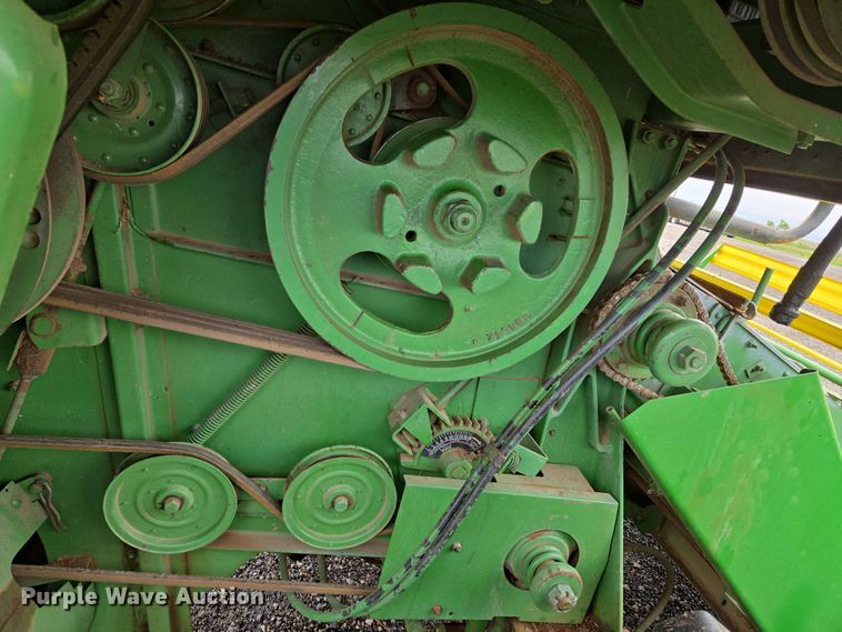 image for item EN8960 1976 John Deere 4400 combine
