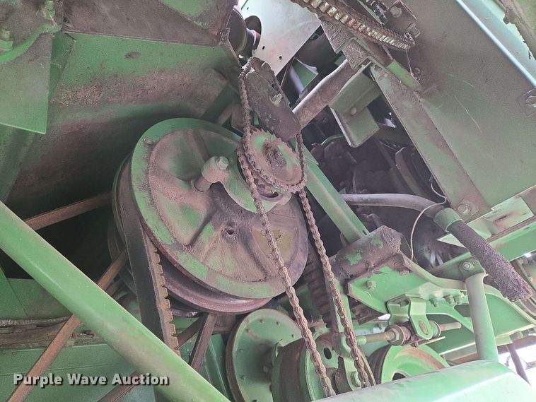 image for item EN8960 1976 John Deere 4400 combine