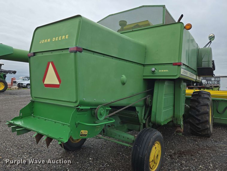image for item EN8960 1976 John Deere 4400 combine