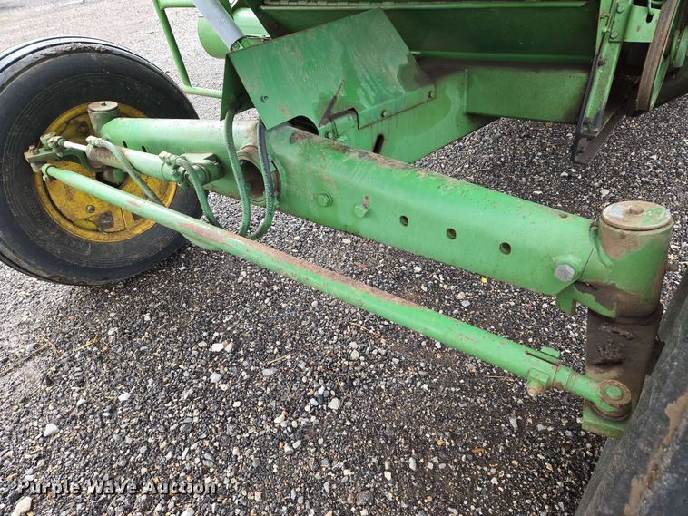 image for item EN8960 1976 John Deere 4400 combine