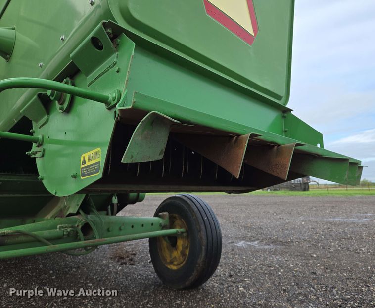 image for item EN8960 1976 John Deere 4400 combine