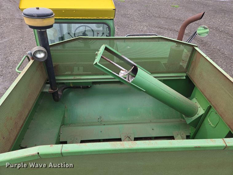 image for item EN8960 1976 John Deere 4400 combine