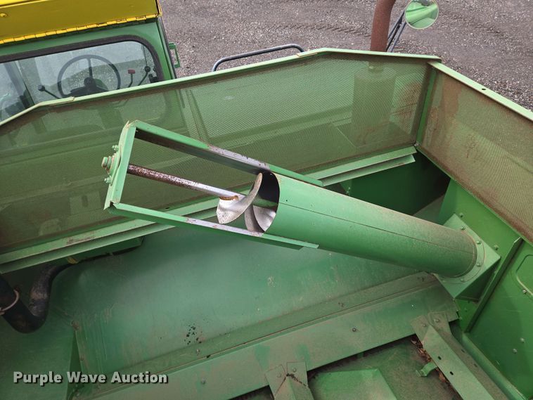 image for item EN8960 1976 John Deere 4400 combine