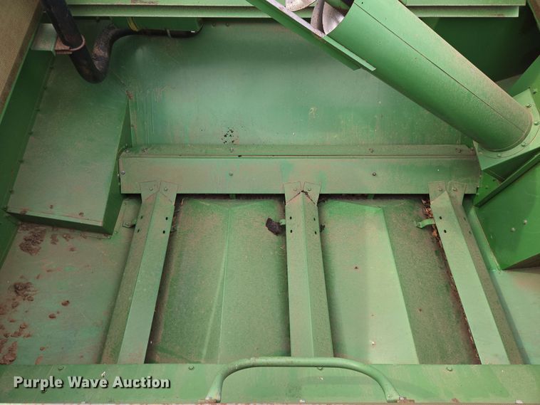 image for item EN8960 1976 John Deere 4400 combine