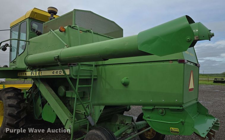 image for item EN8960 1976 John Deere 4400 combine