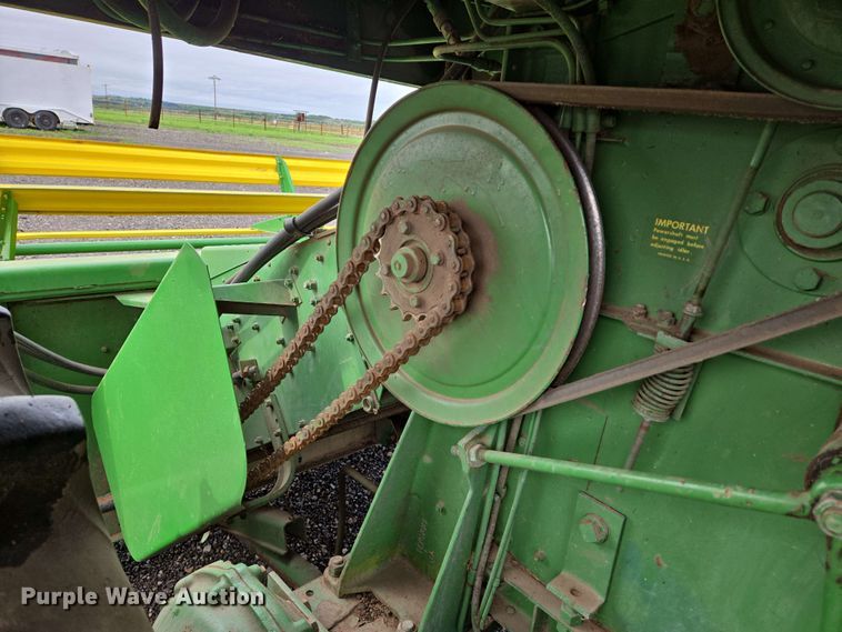 image for item EN8960 1976 John Deere 4400 combine