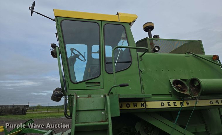 image for item EN8960 1976 John Deere 4400 combine