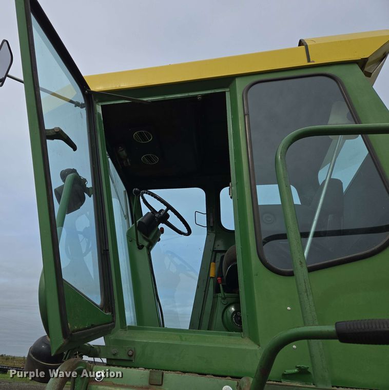 image for item EN8960 1976 John Deere 4400 combine