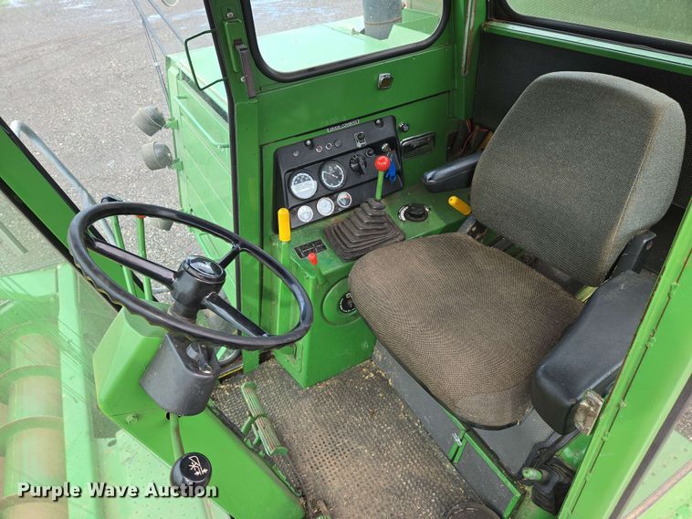 image for item EN8960 1976 John Deere 4400 combine