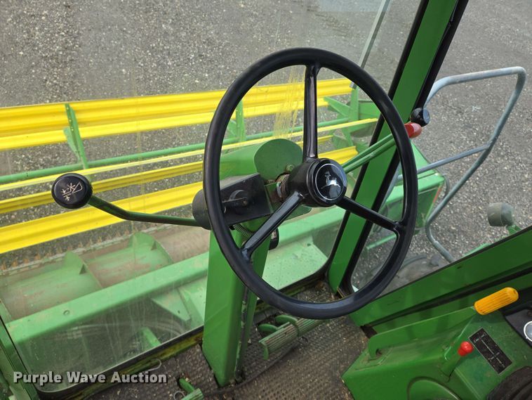 image for item EN8960 1976 John Deere 4400 combine