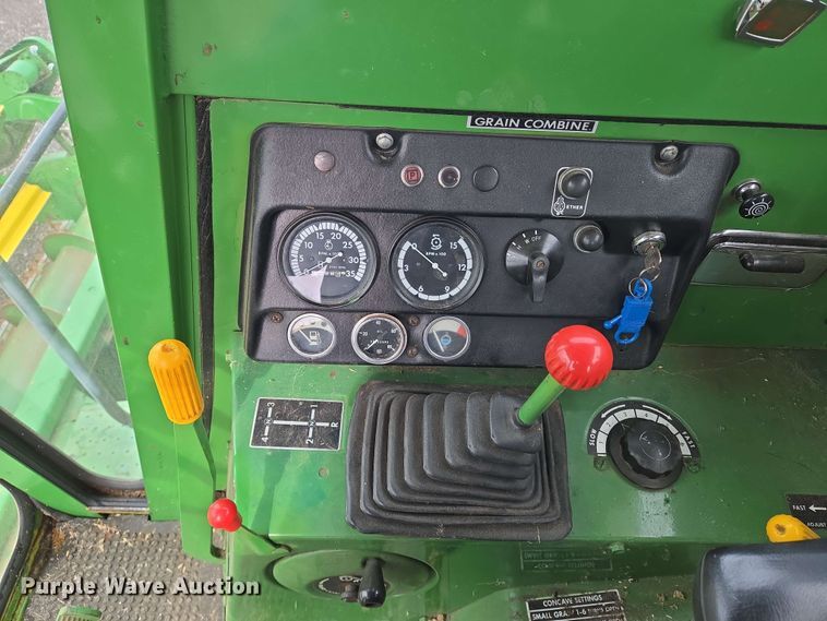 image for item EN8960 1976 John Deere 4400 combine