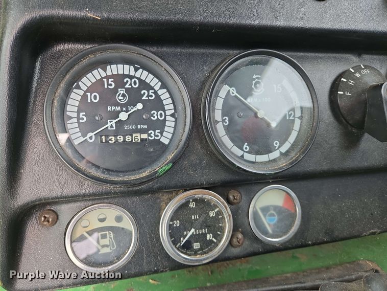 image for item EN8960 1976 John Deere 4400 combine