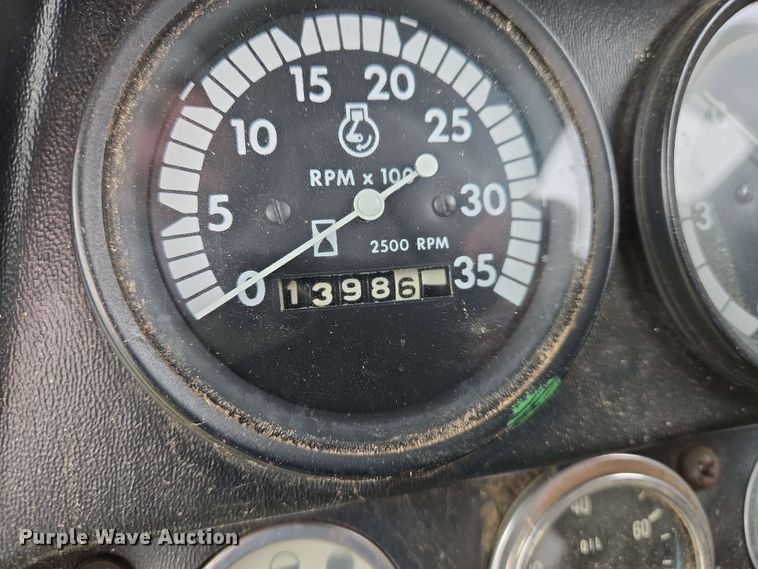 image for item EN8960 1976 John Deere 4400 combine