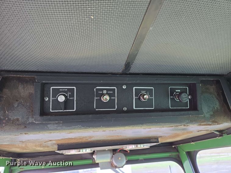 image for item EN8960 1976 John Deere 4400 combine