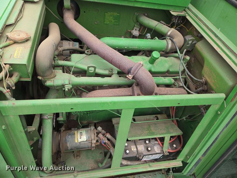 image for item EN8960 1976 John Deere 4400 combine
