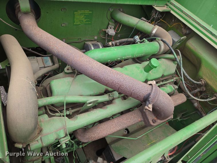 image for item EN8960 1976 John Deere 4400 combine
