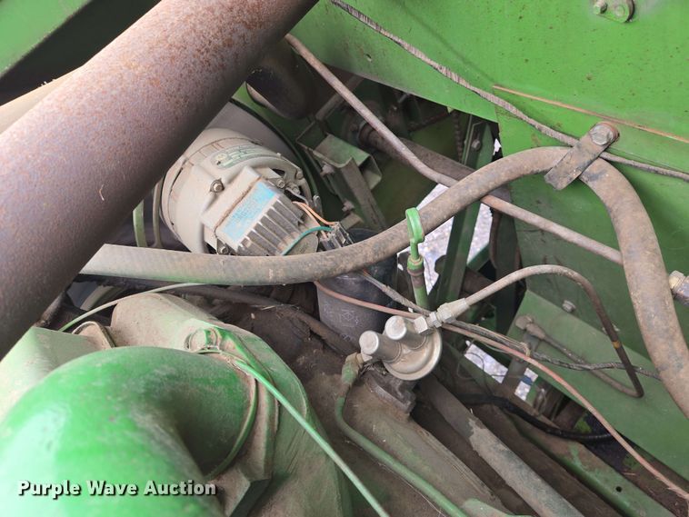 image for item EN8960 1976 John Deere 4400 combine