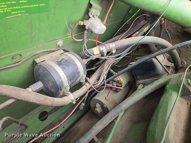 image for item EN8960 1976 John Deere 4400 combine