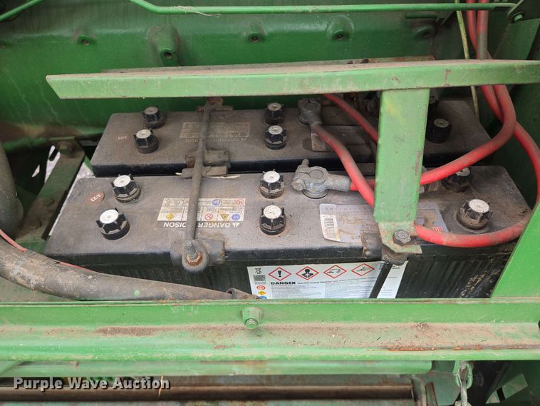 image for item EN8960 1976 John Deere 4400 combine