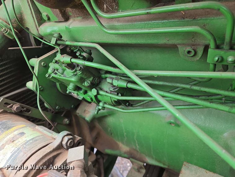 image for item EN8960 1976 John Deere 4400 combine