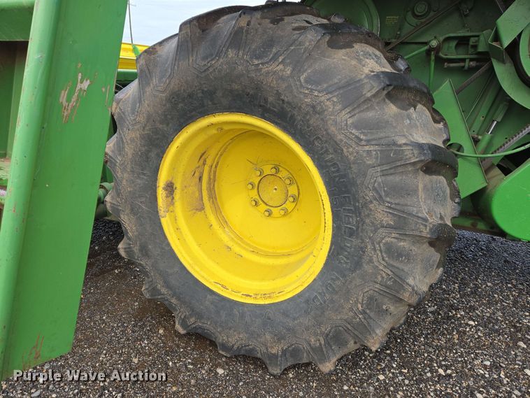 image for item EN8960 1976 John Deere 4400 combine