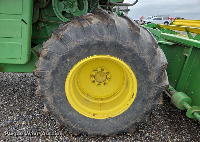 image for item EN8960 1976 John Deere 4400 combine
