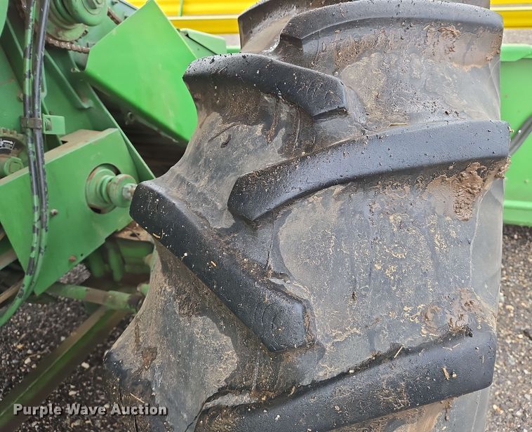 image for item EN8960 1976 John Deere 4400 combine