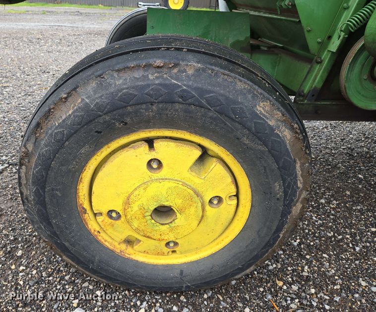 image for item EN8960 1976 John Deere 4400 combine