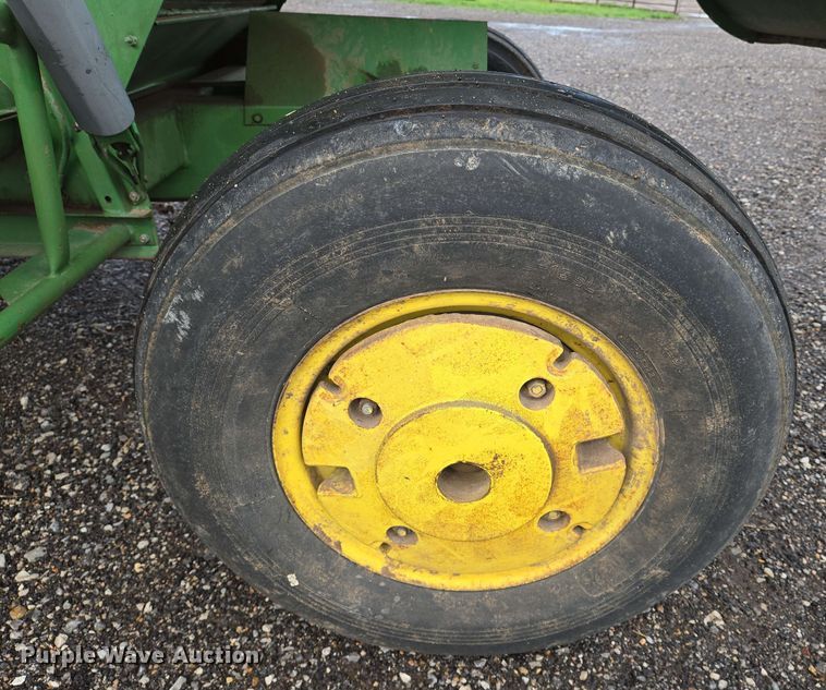 image for item EN8960 1976 John Deere 4400 combine