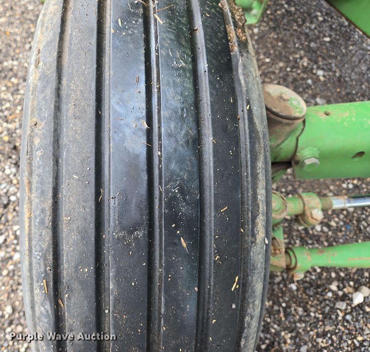 image for item EN8960 1976 John Deere 4400 combine