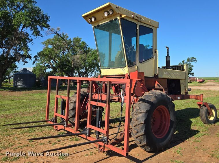 image for item EN8968 1983 New Holland  1116 swather / windrower