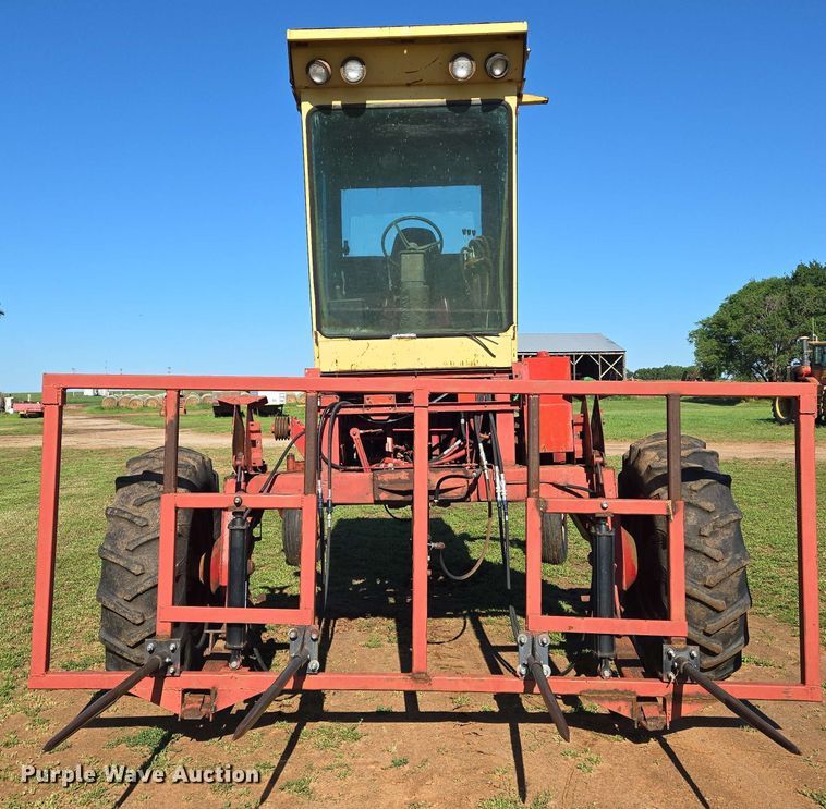 image for item EN8968 1983 New Holland  1116 swather / windrower