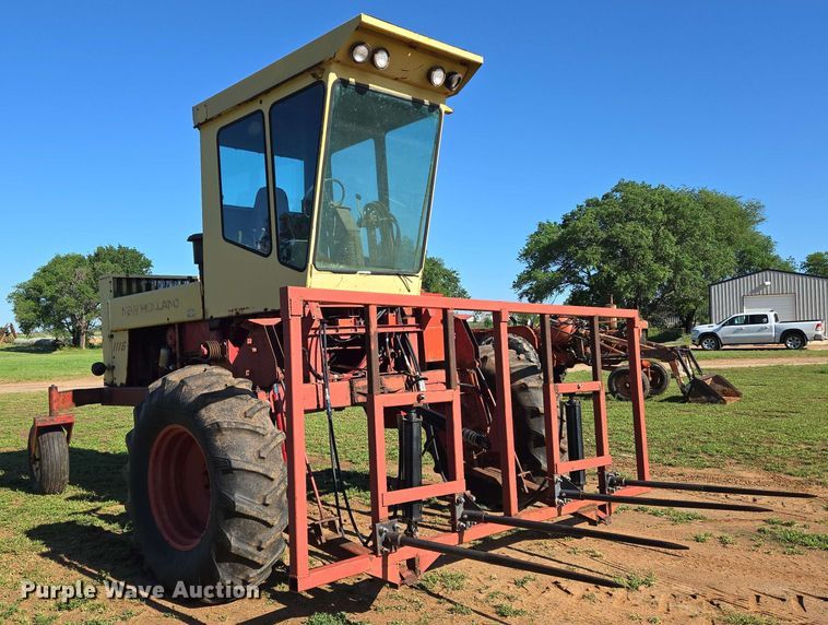 image for item EN8968 1983 New Holland  1116 swather / windrower