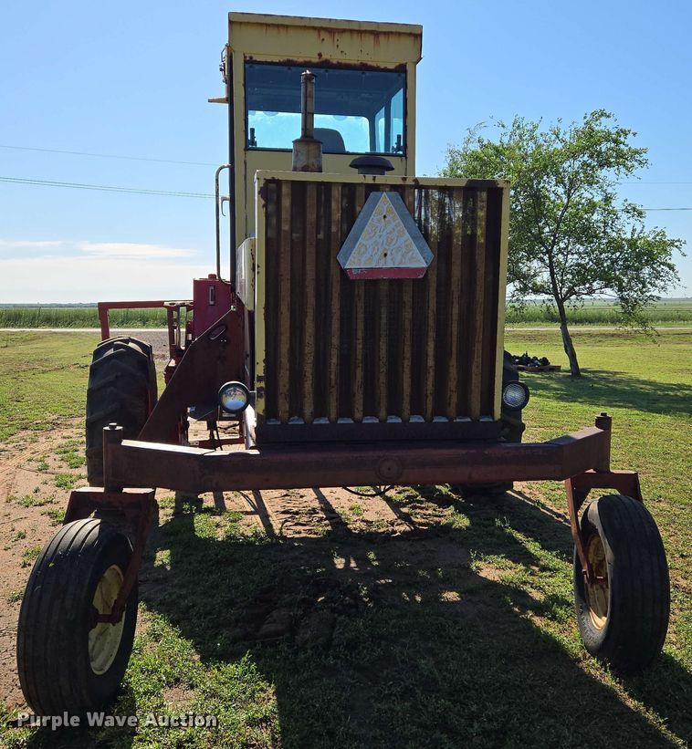 image for item EN8968 1983 New Holland  1116 swather / windrower