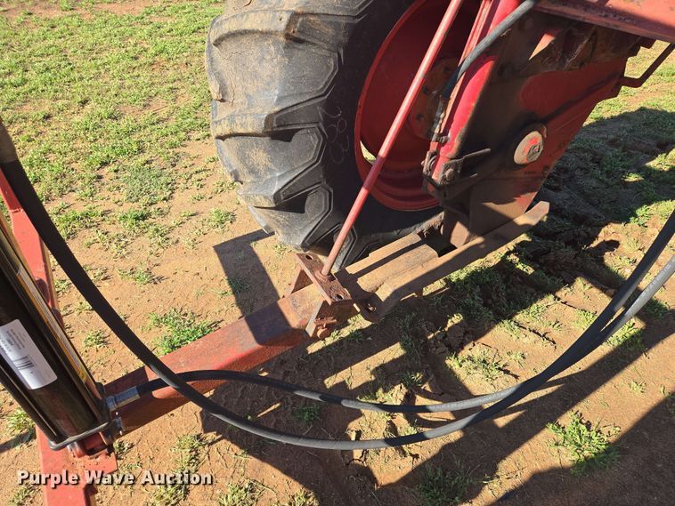 image for item EN8968 1983 New Holland  1116 swather / windrower