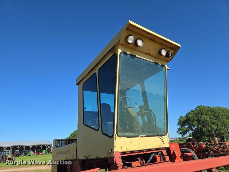 image for item EN8968 1983 New Holland  1116 swather / windrower
