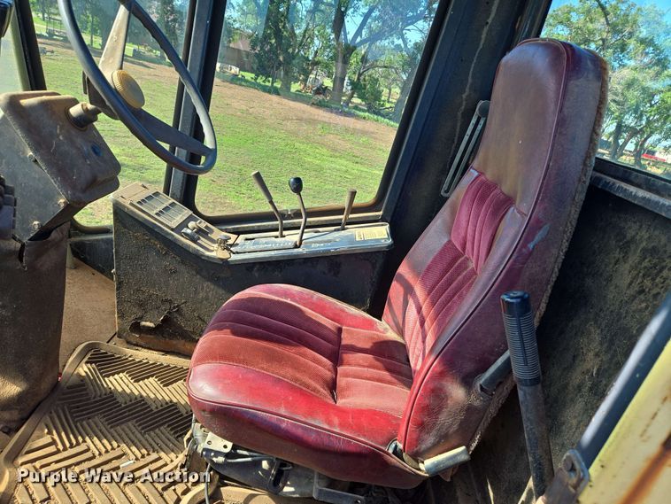 image for item EN8968 1983 New Holland  1116 swather / windrower