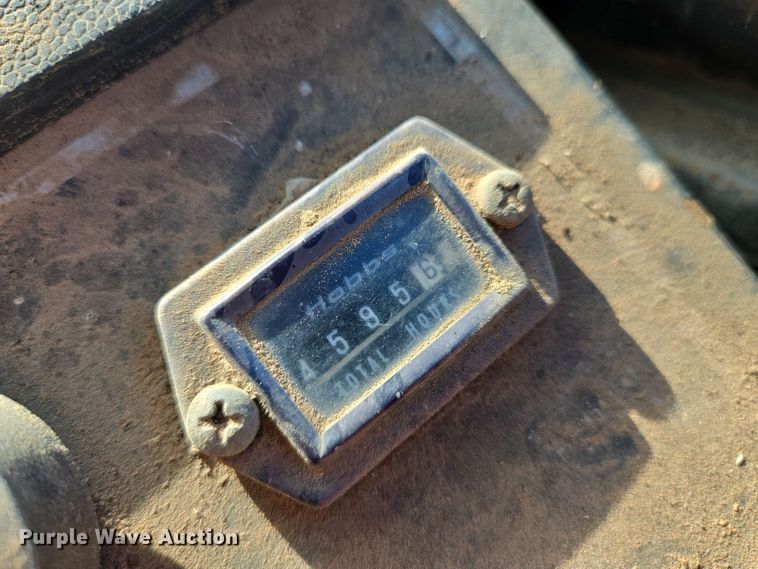 image for item EN8968 1983 New Holland  1116 swather / windrower