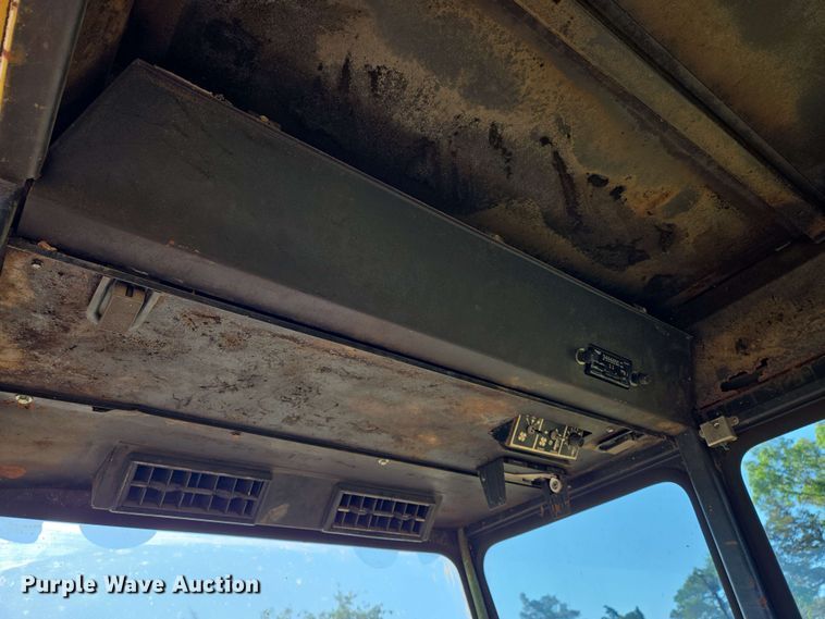 image for item EN8968 1983 New Holland  1116 swather / windrower