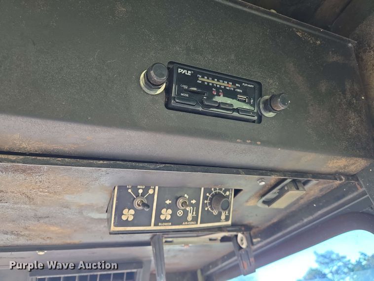 image for item EN8968 1983 New Holland  1116 swather / windrower